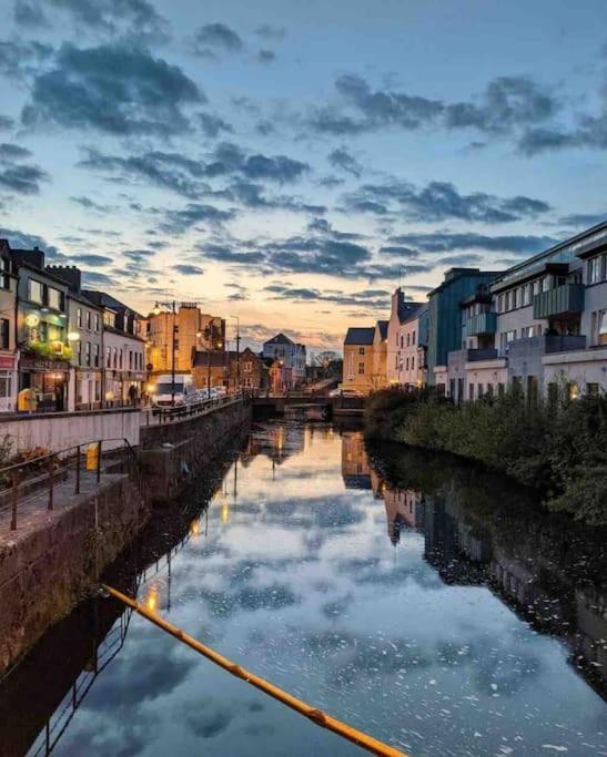 Modern Canal View Home, In City Centre, Sleeps 8 Galway Exterior photo